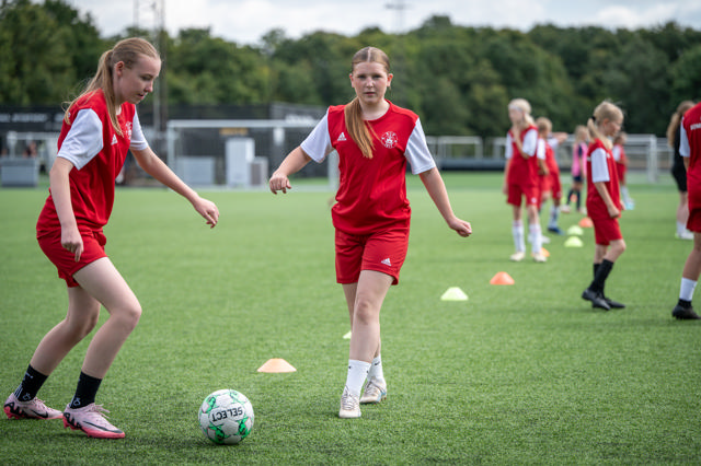 Piger der spiller fodbold på SIF Qs sommercamp